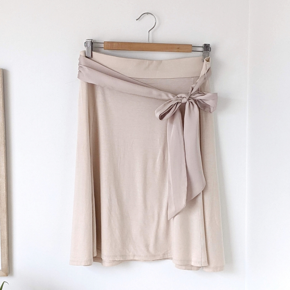 light beige flowy skirt with side tie bow, medium